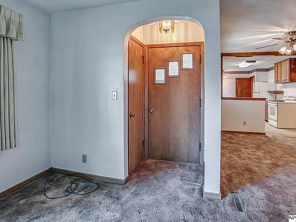 4th image of 141 W 10th St