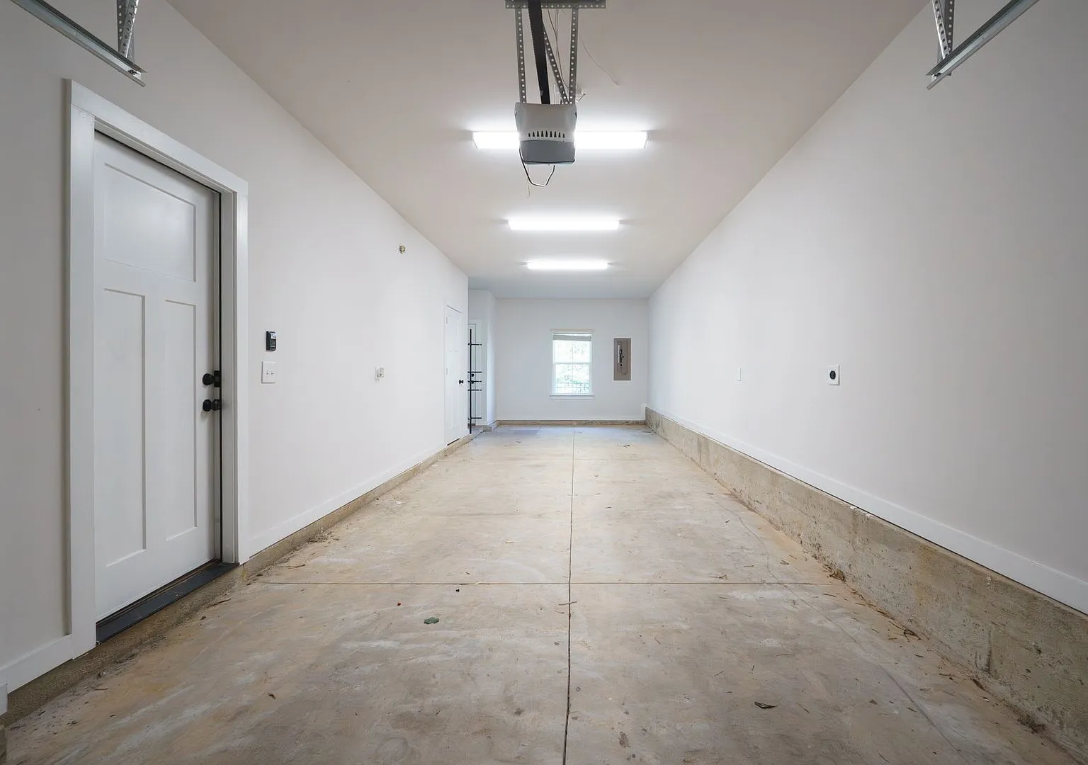 almost brand new uptown modern town house — Photo 3