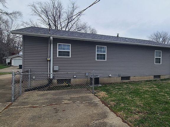 3rd image of 4033 N Cambridge Dr