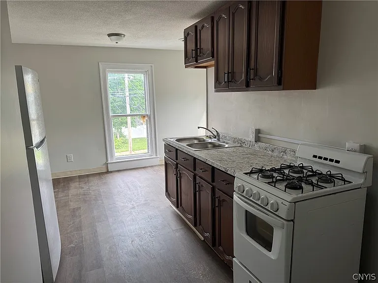 604 Court St — Photo 8