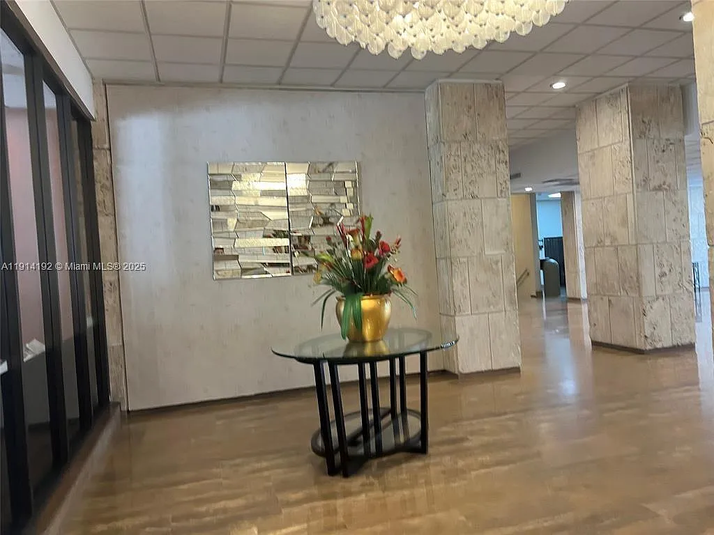 Hemispheres Condo — Photo 4