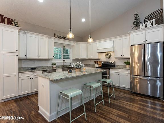 5th image of 506 Emerald Dr