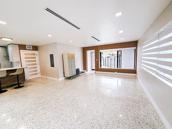 4th image of 425 NE 103rd St