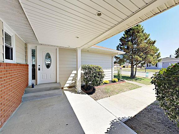 4th image of 290 Harrington Dr N
