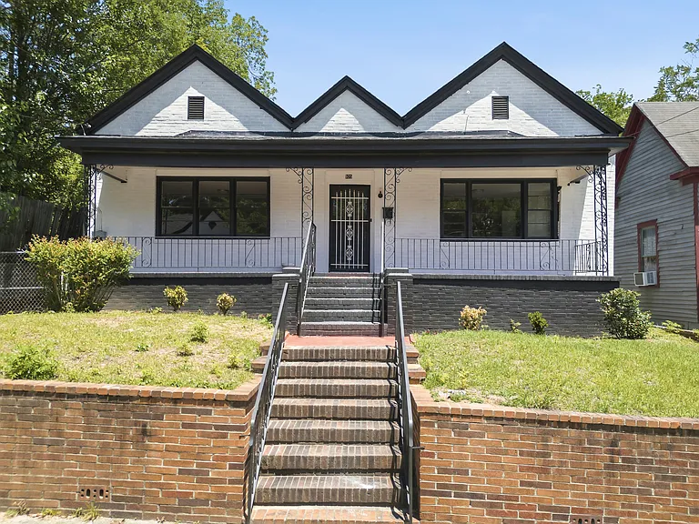 925 Elm St — Photo 1