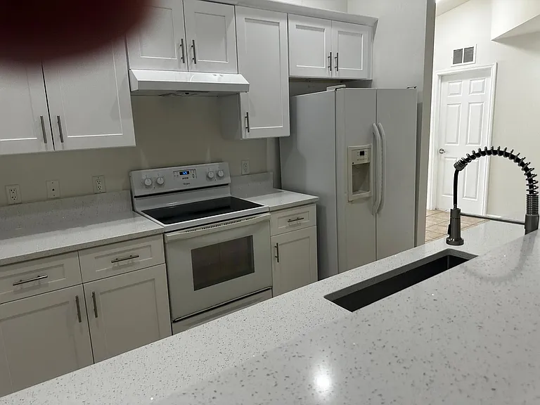 401 NE 25th Ave — Photo 3