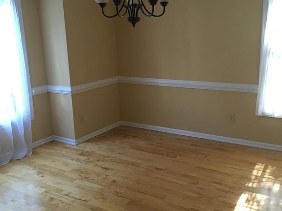 5th image of 813 Lancaster Ln
