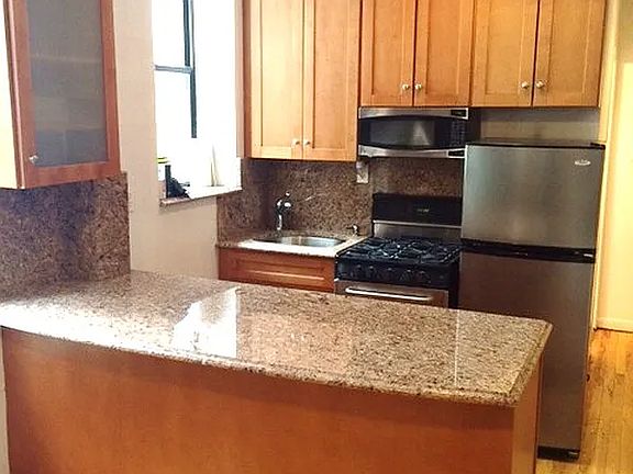 5th image of 365 W 50th St APT 1R