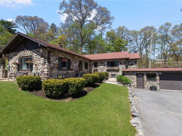 25 Oak Hill Dr, Cumberland, RI 02864
