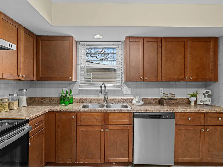 615 Wren Dr — Photo 9