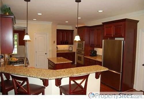 Kitchen with granite countertops/breakfastbar