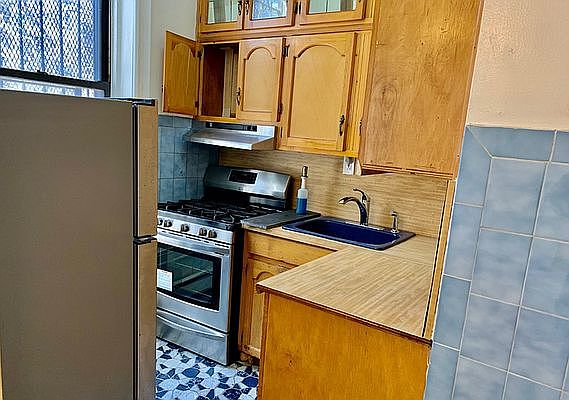 5th image of 492 Willoughby Ave APT 2