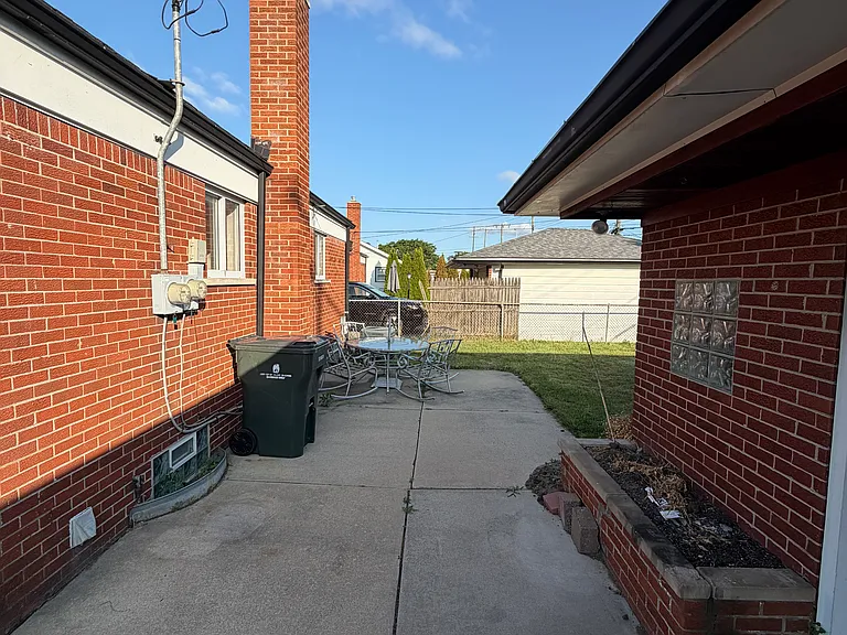 21523 Stephens St — Photo 18