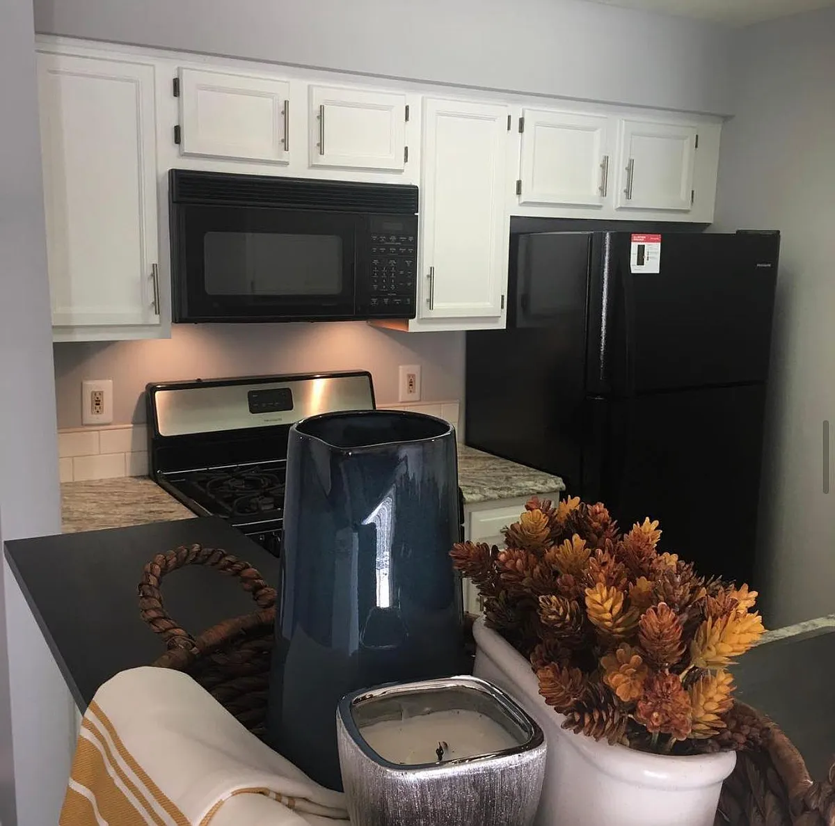 Building Photo - 8951 Town Center Cir #202
