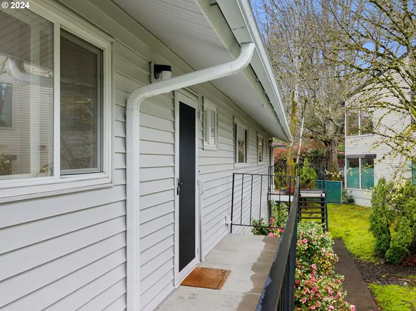 6835 SW Capitol Hill Rd APT 35, Portland, OR 97219