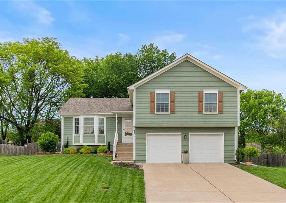 1st image of 420 NE Victoria Cir