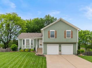 420 NE Victoria Cir, Lees Summit, MO 64086