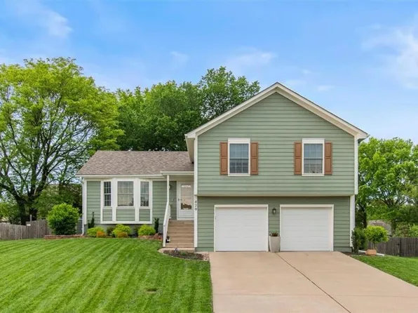 420 NE Victoria Cir, Lees Summit, MO 64086