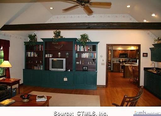 Family Rm  Built-in Wall unit