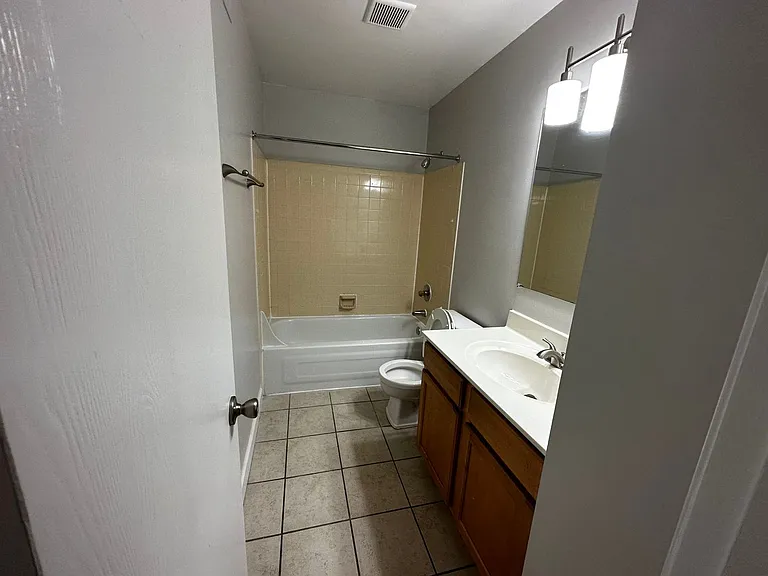 Coventry Court West Apartments — Photo 100