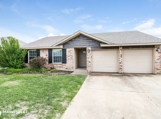 908 SW 16th St, Moore, OK 73160