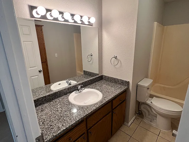 823 N Lola Ln — Photo 20