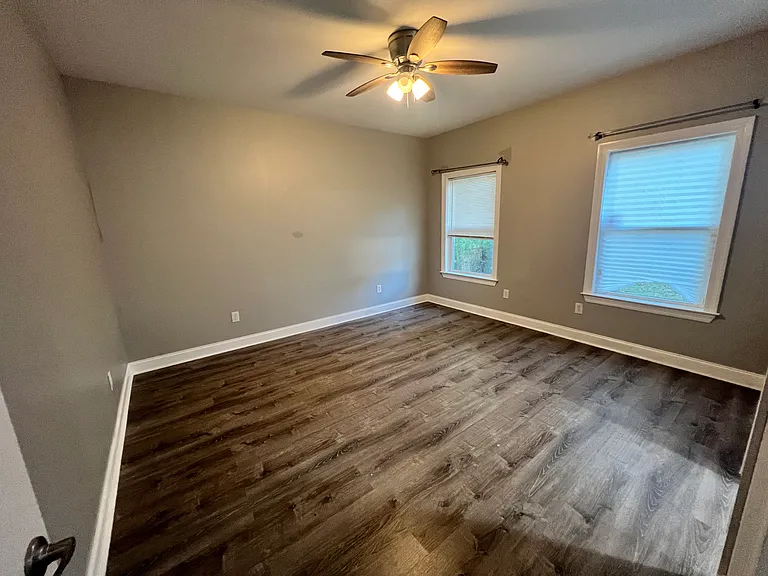 504 E Magee St — Photo 17