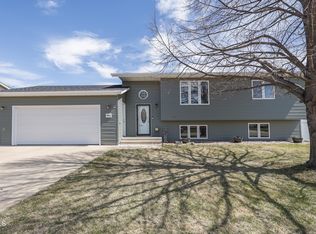 3812 34th Ave NW, Mandan, ND 58554