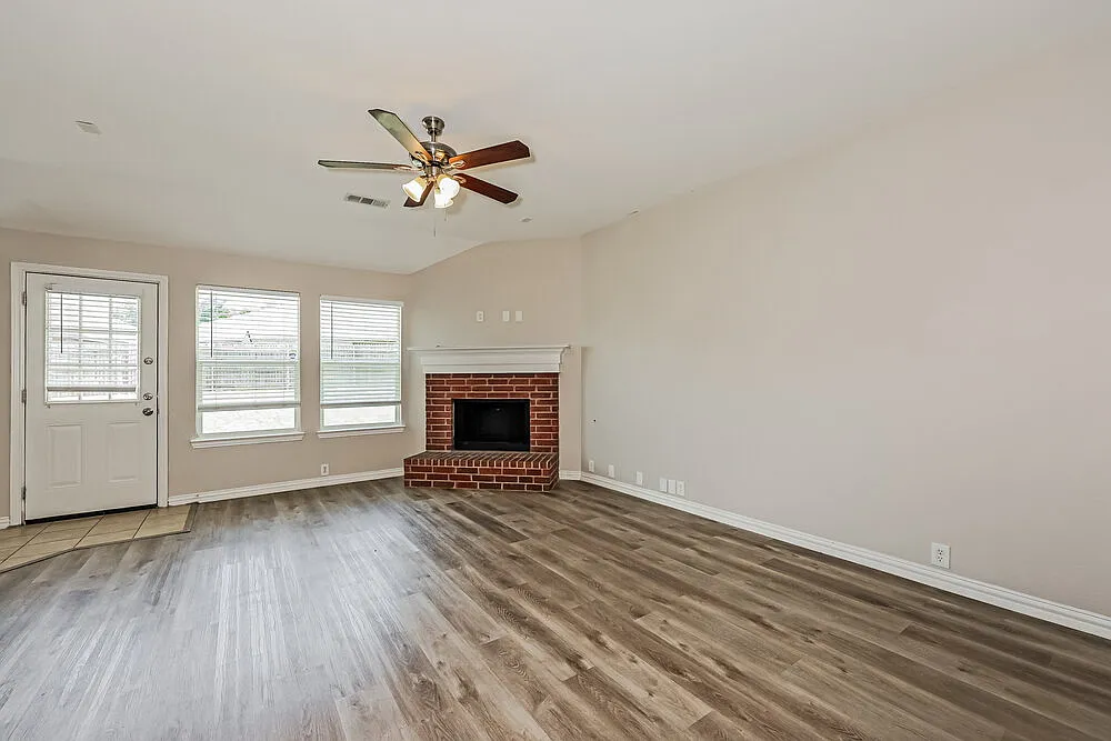 3 bed, 2.0 bath, 2006 sqft, $1,910 — Photo 4