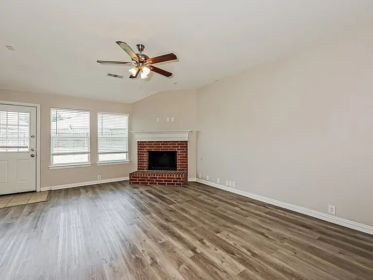 1813 Sparrow Ln — Photo 4