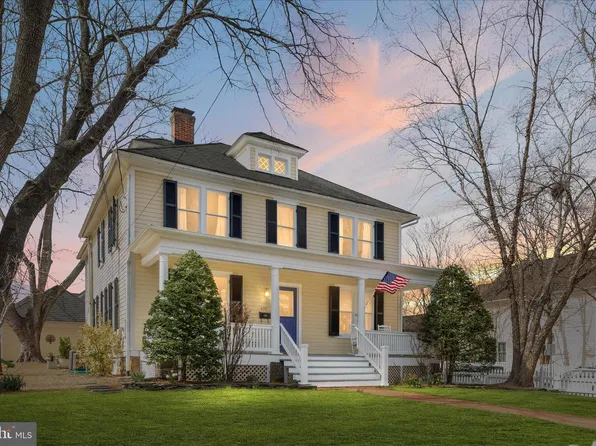 407 S King St, Leesburg, VA 20175