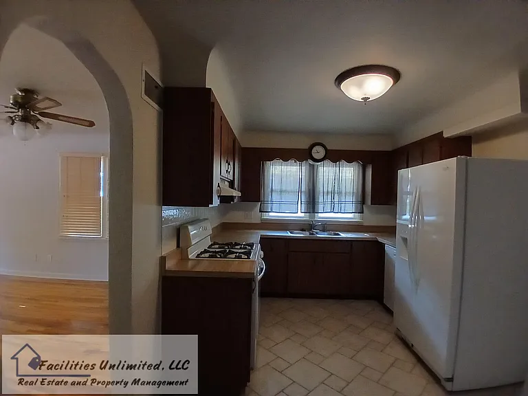 921 Charlotte St — Photo 5