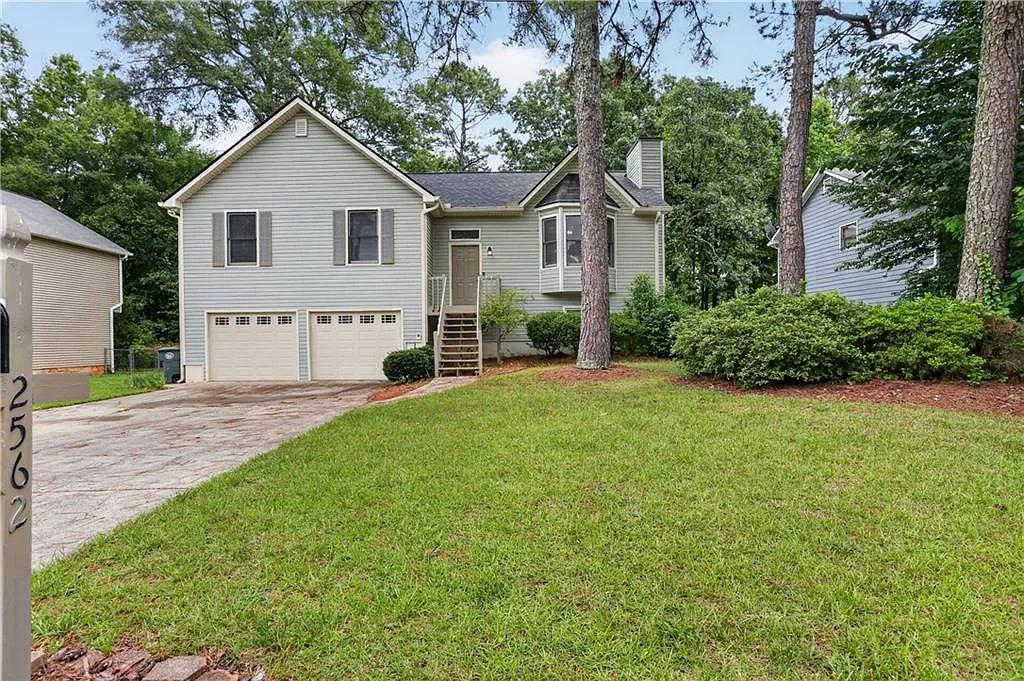 4 bed, 2.0 bath, 2252 sqft, $2,400 — Photo 2