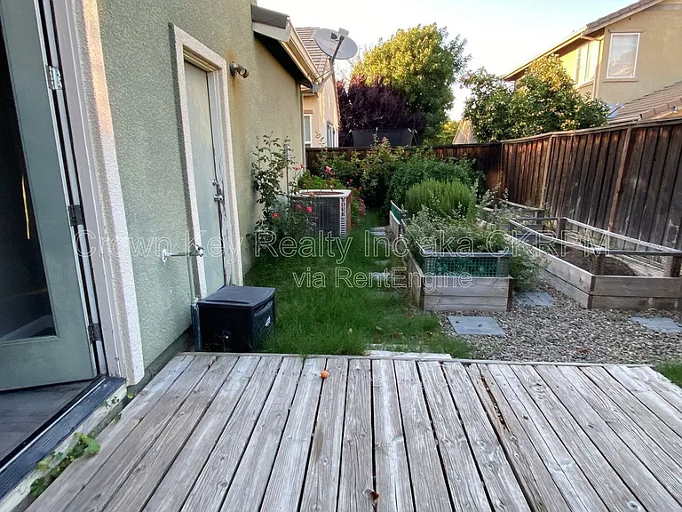 352 Goodall Dr — Photo 25
