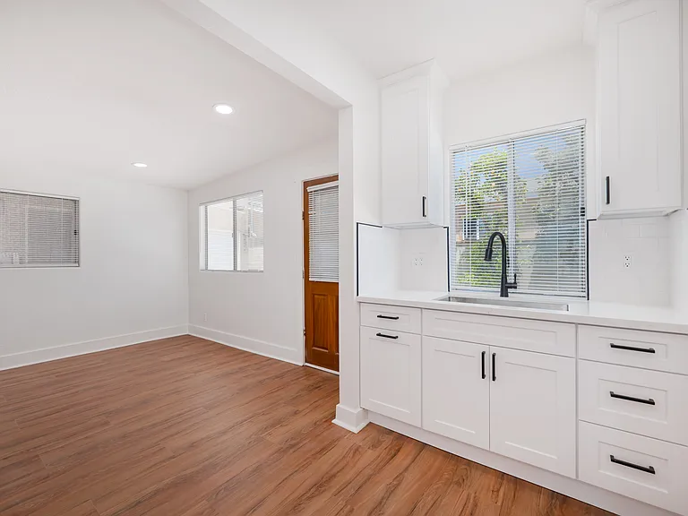 121 S Lotus Ave — Photo 8