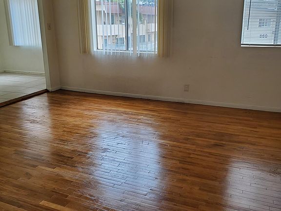 5th image of 861 W 42nd Pl #13