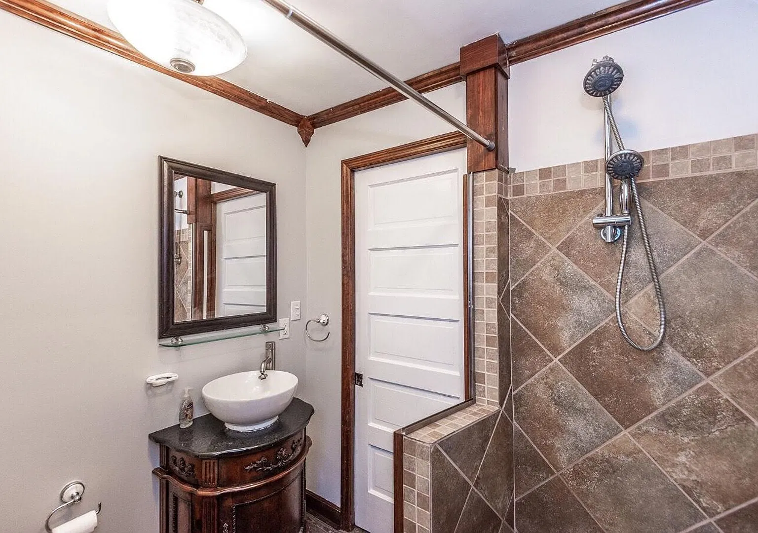 Gorgeous 4 bedroom home in Beechview available November 15! — Photo 2