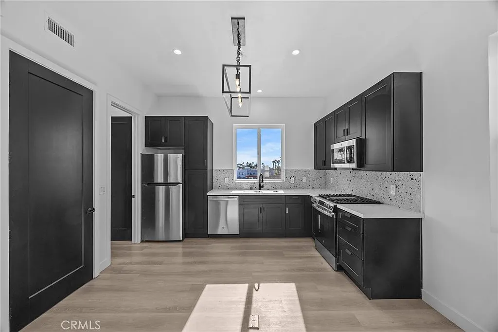 1 bed, 725 sqft, $3,200 — Photo 3