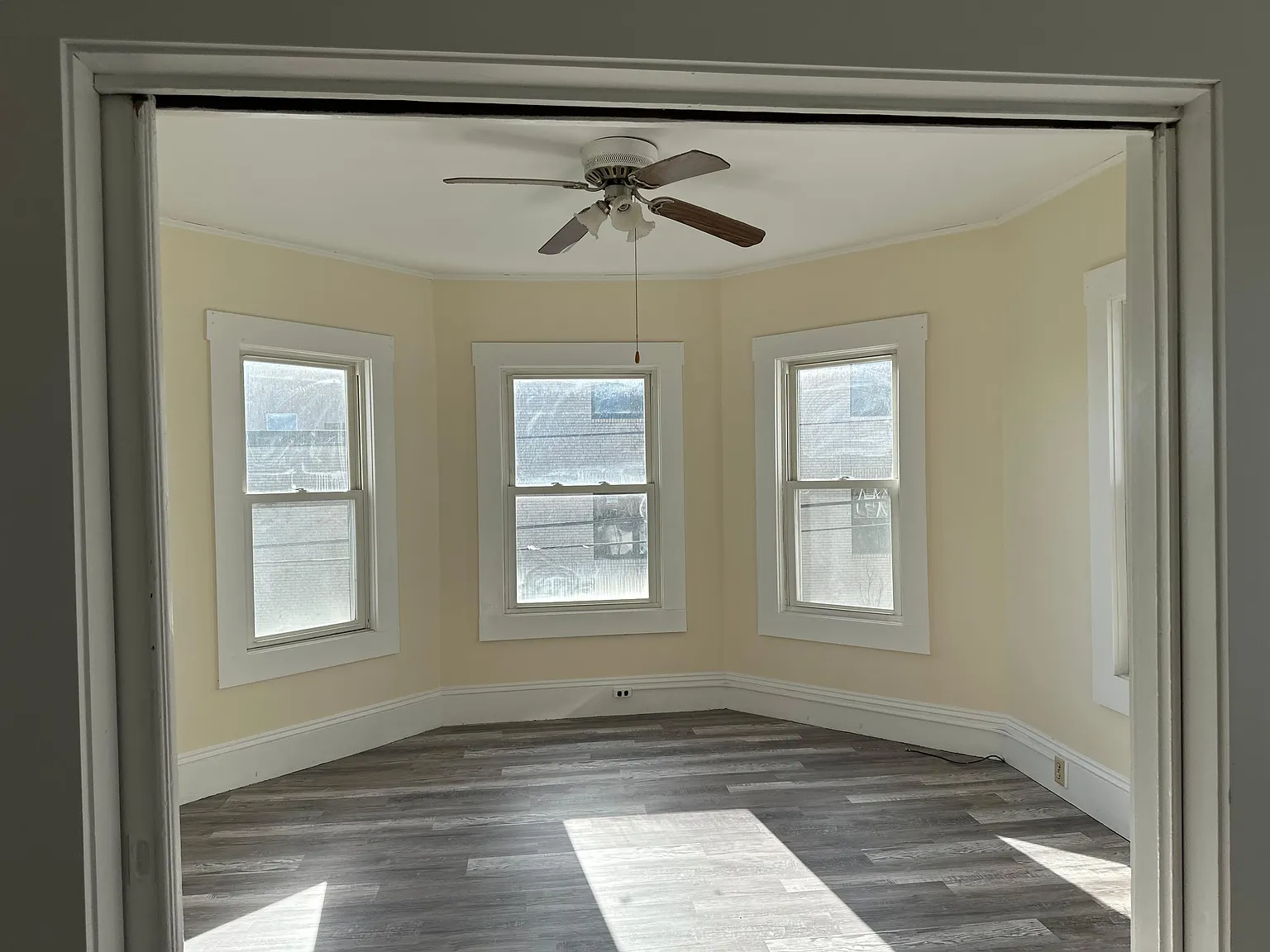 3 bed, 1000 sqft, $2,100 — Photo 3