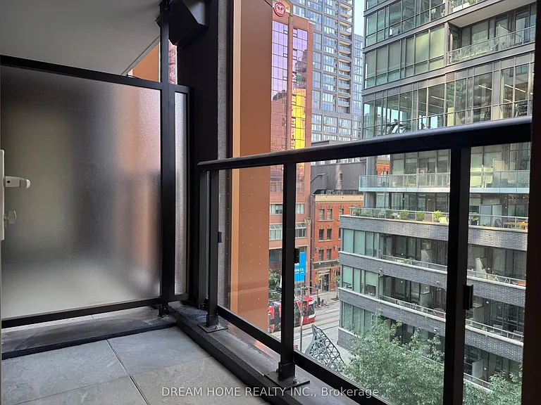 400 King St W #521 — Photo 19