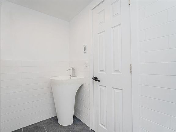 4th image of 8 Brighton Ct