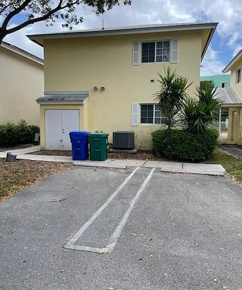 325 NW 19th St — Photo 3