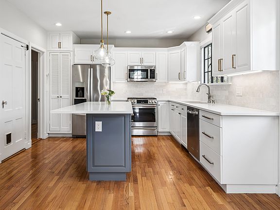 4th image of 70 Lookout Cir