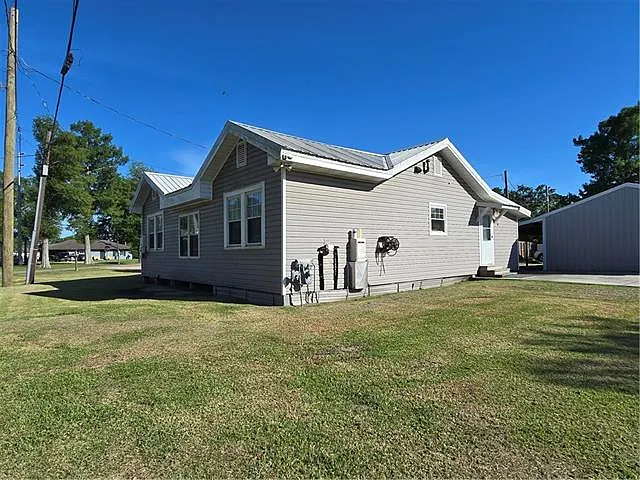 300 Saint Charles Blvd — Photo 3