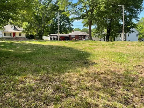 510 E Holly St, Dallas, NC 28034