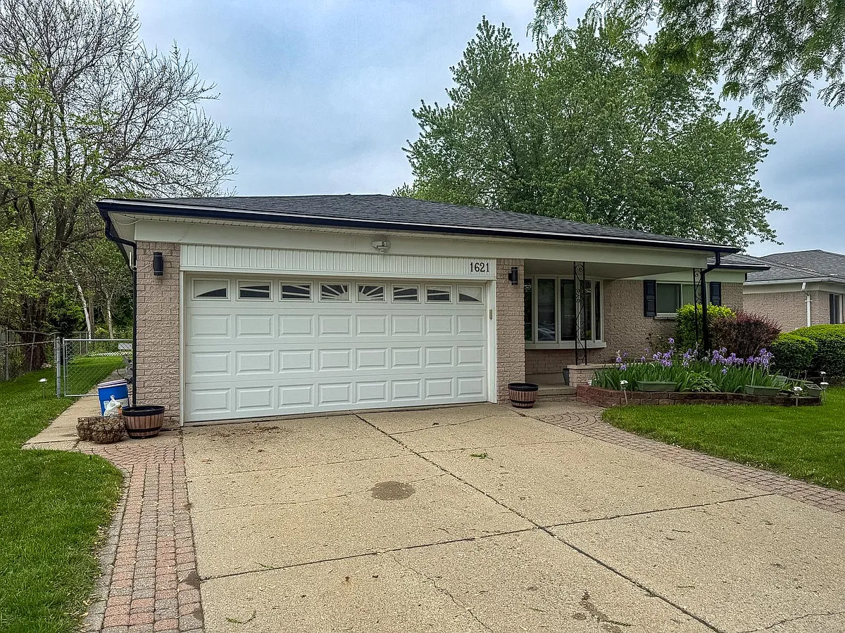 Building Photo - 1621 Castleton Dr