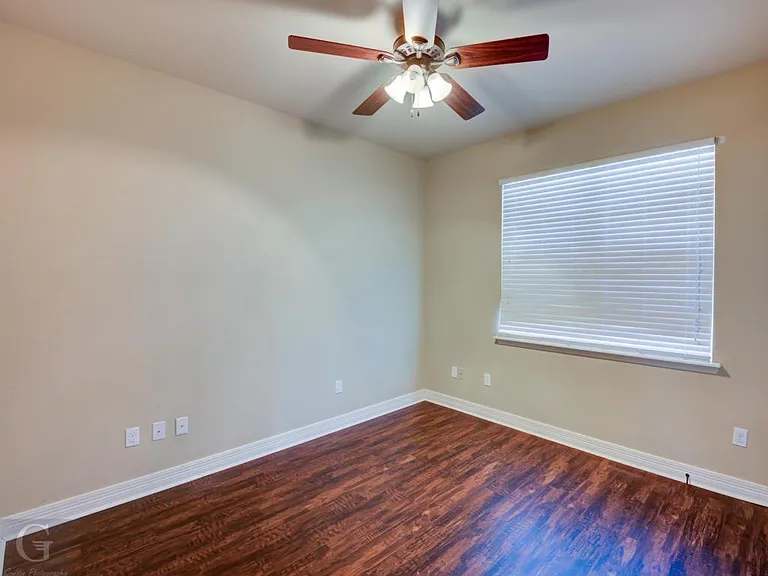 506 Linnhurst Dr — Photo 12