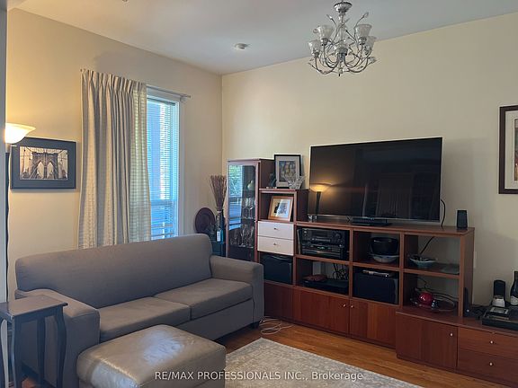 3rd image of 282 Keele St