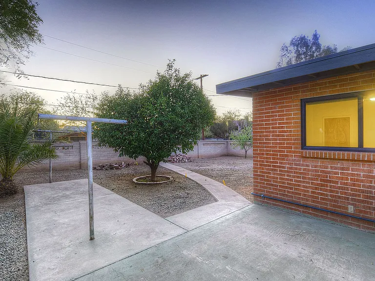 1445 N Arcadia Ave — Photo 28
