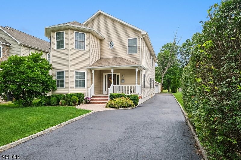 1st image of 18 Brooklake Rd